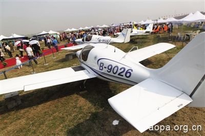 2012年5月26日，河南安阳召开的航空运动旅游节吸引了大量航空爱好者。图/CFP