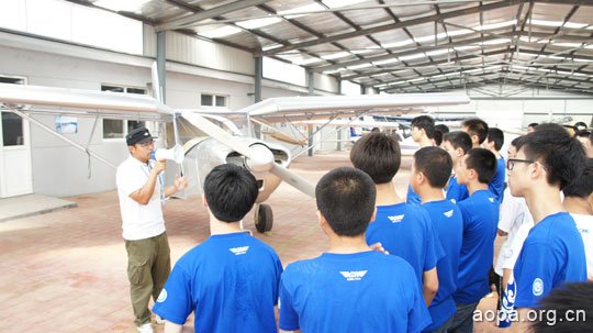 窦庄通航机场教员为学生讲解航空知识-介绍飞机性能及参数特点