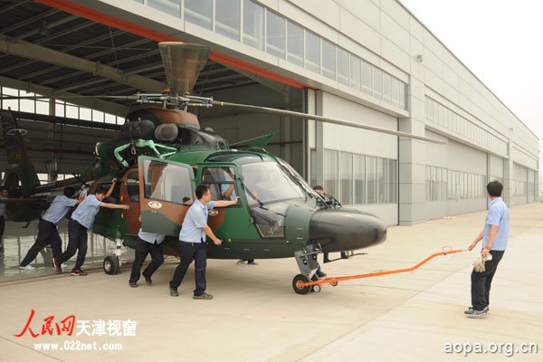 中航直升机天津产业基地向海外用户交付的AC312直升机起运出港