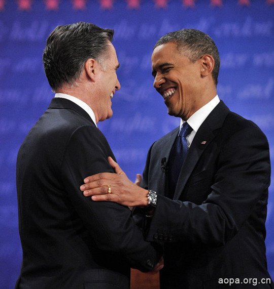 美国2012总统大选首场辩论在科罗拉多州的丹佛大学举行。民主党候选人、现任总统奥巴马和共和党总统候选人罗姆尼登上辩论台。