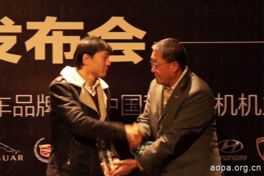 AOPA中国副理事长降巩民为获奖代表颁奖