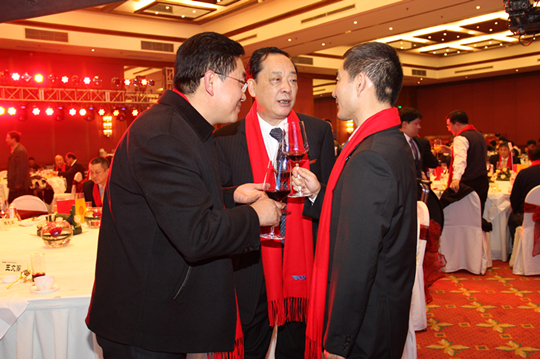 张峰秘书长在AOPA新春之夜上祝贺郝建华当选国际AOPA副理事长