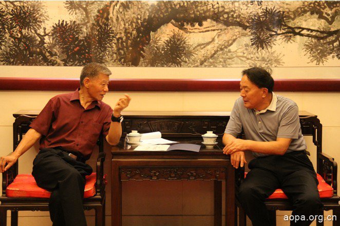 中国AOPA名誉理事长乔清晨与中国民用航空局局长李家祥亲切交谈