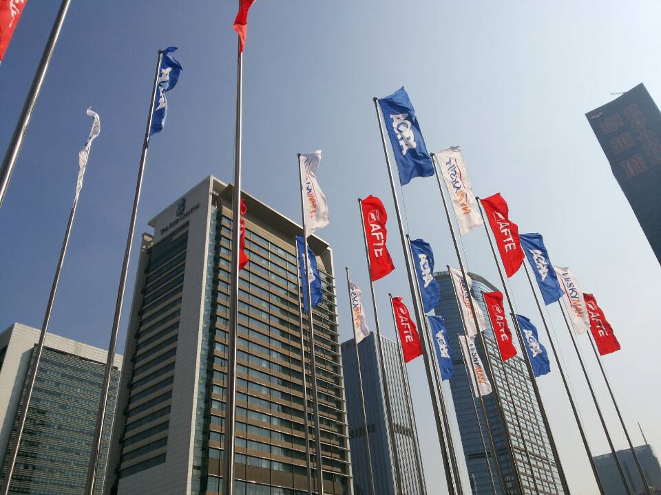 2013AOPA国际飞行训练展会-深圳会展中心展馆外的旗帜