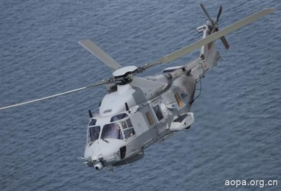 意海军接收首架“全面作战型”NH90直升机(图)