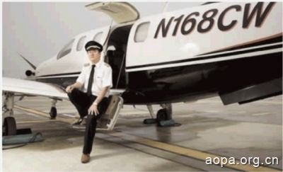 陈玮在自己的私人飞机前。
