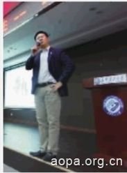 11月22日，陈玮在长沙理工大学演讲。