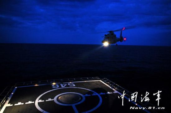 盐城舰在叙外海完成直升机跨昼夜着舰训练(组图)
