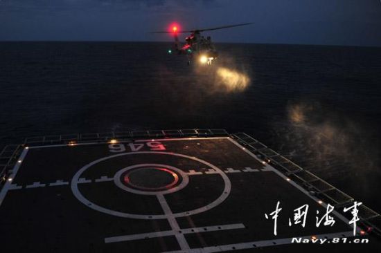 盐城舰在叙外海完成直升机跨昼夜着舰训练(组图)