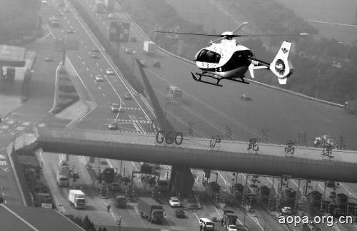 2月24日，警用直升机在G60沪昆高速枫泾收费口上空巡逻。