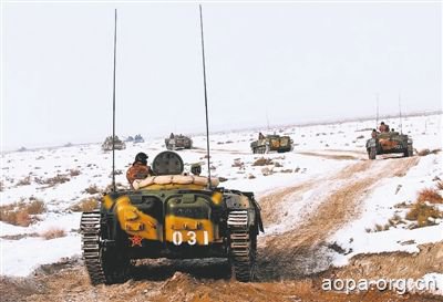 原文配图：2月上旬，兰州军区某装甲团一场对抗训练在茫茫雪野之上展开，图为行进中的装甲车辆。