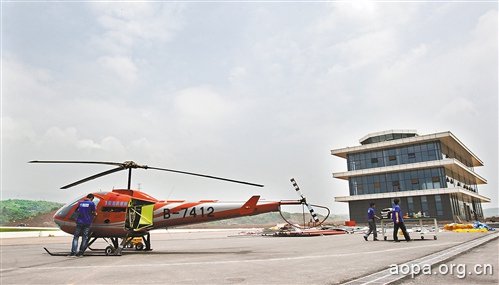 重庆工人从美国留学归来纯手工组装直升机
