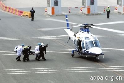 警用直升机搭载“重伤人质”前往医院救治。