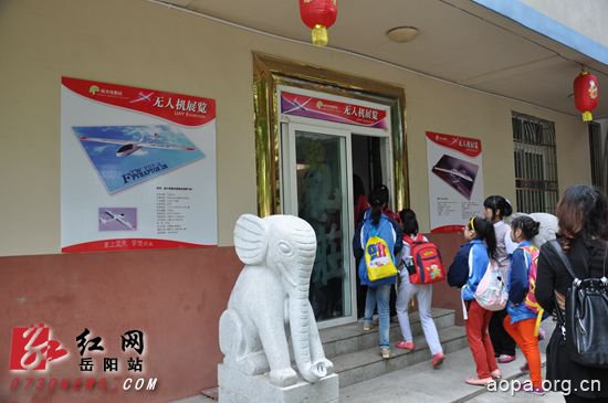 (图为湖南首个“无人机”展览、表演技术基地的银杏度假村游客盈门。)