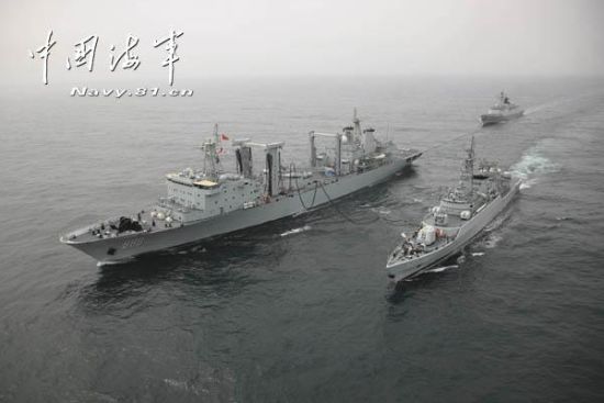海军第16批护航编队在大西洋完成航行补给(图)