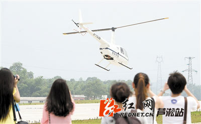 两架罗宾逊直升机昨试飞成功9月市民可空中俯瞰株洲美景