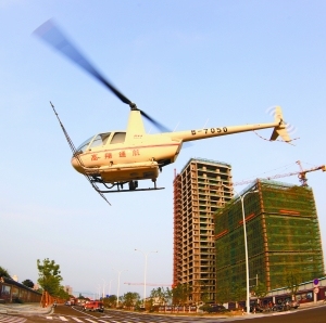 浙江丽水市开直升机为树林预防疾病