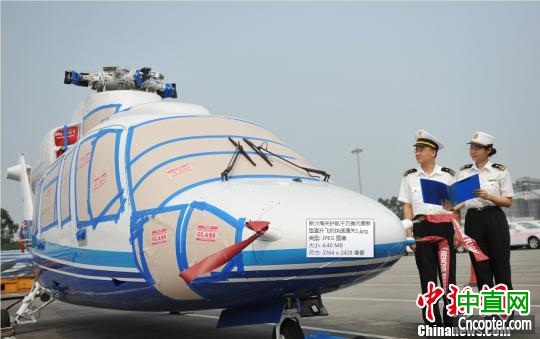 价值千万美元的S-76型直升机首次进入中国市场。图为新沙海关护航千万美元最新型直升飞机快速通关。　李映民　摄