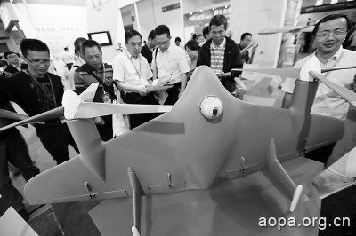 昨天，参观者在中国无人机大会上观看翼展超过10米、续航时间达到5小时的全电动无人机。本报记者 孙戉摄