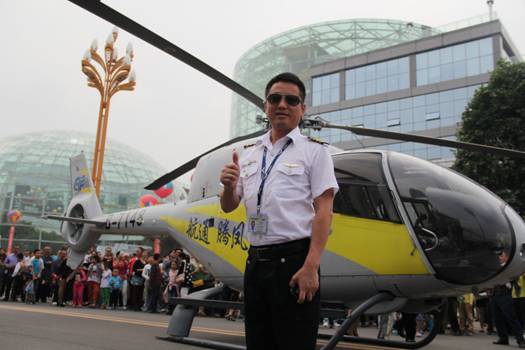西林凤腾通航：林孝波亲自驾驶直升机 助阵峨眉山首届旅博会