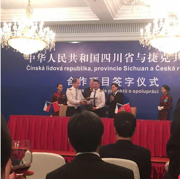 2014年10月24日上午，中华人民共和国四川省与捷克共和国合作项目签字仪式在成都世纪城国际会议中心举行。
