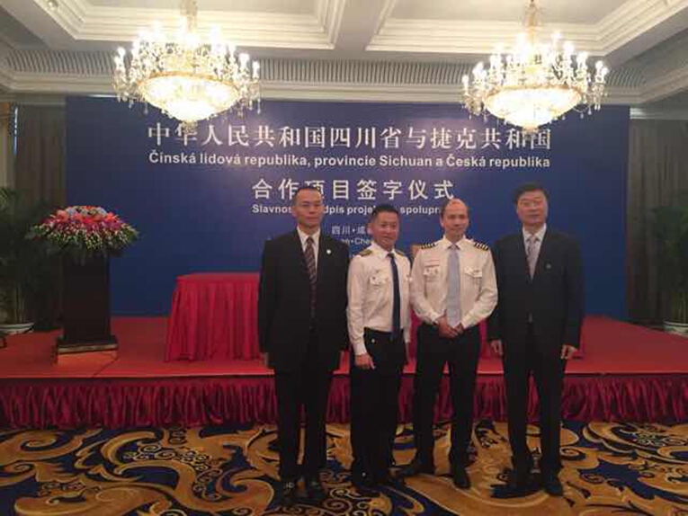 从左到右：广汉市市长苏刚、西林凤腾通航董事长林孝波、捷克共和国F-AIR航校CEO麦克·马尔科维奇、德阳市市长陈新有