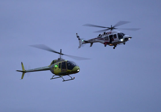 贝尔505（左）与贝尔429轮式直升机在空中并行飞行