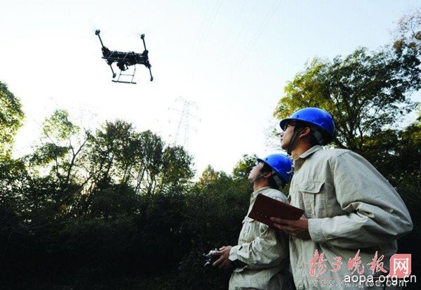 南京首次用无人机巡视供电线路