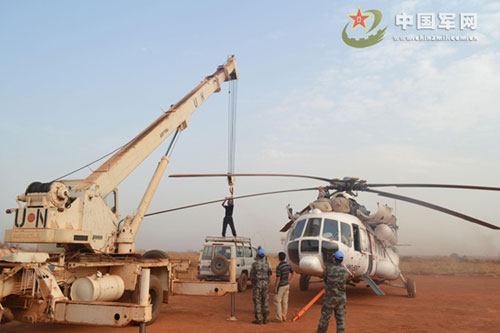 赴南苏丹维和工兵紧急协助联南苏团抢修直升机