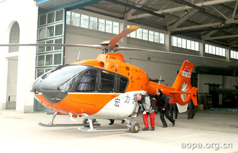 河南宏力医院两架EC-135医疗直升机推出机库